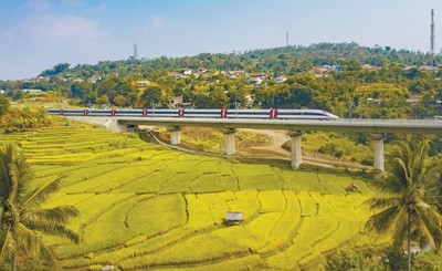 インドネシアを走るジャカルタ-バンドン高速鉄道の列車。（撮影 任衛雲）