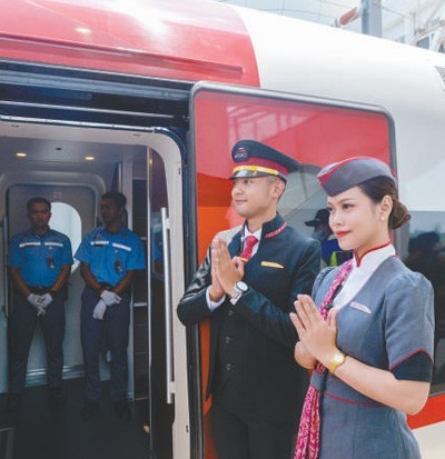 10月2日、インドネシア ジャカルタのハリム高速鉄道駅で、乗客 来賓を迎え入れる乗務員。（撮影 徐欽）
