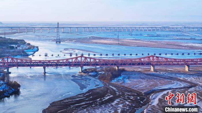 黄河大橋を走り抜ける「雪国列車」　河南省鄭州