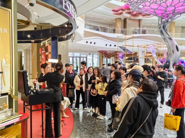 2023年12月24日、海口国際免税城のあるショップで店員が商品の宣伝を行う様子。撮影 呉茂輝
