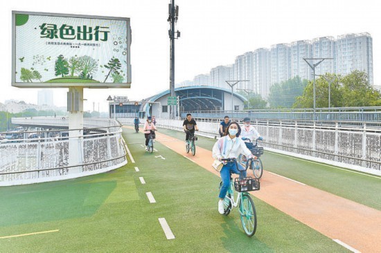北京市内を自転車で移動する市民（撮影 鄧偉）。