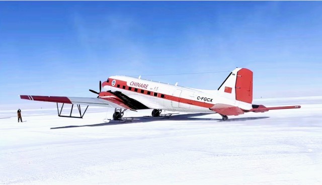 16日、任務を無事完了し、中山基地の雪氷空港に着陸した「雪鷹601」。