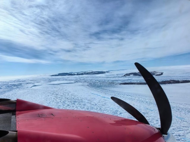 氷床の端を飛び、航空調査を行う「雪鷹601」。