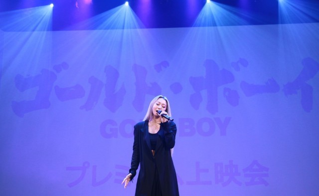 「ゴールド ボーイ」の主題歌「Silence」を熱唱する歌手の倖田來未（撮影 許可）。