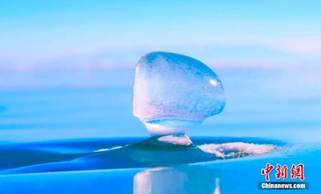 賽里木湖の氷が作り出した幻想的な景色　新疆