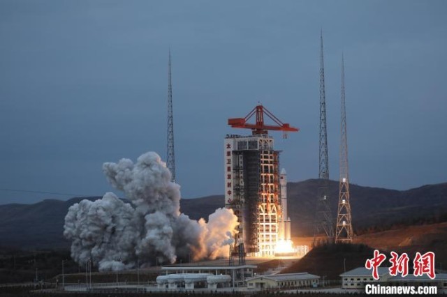 中国は太原衛星発射センターで27日、キャリアロケット「長征6号改」を使い、「雲海3号02星」を打ち上げた。撮影 鄭斌