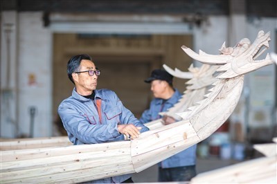 3月19日、江蘇省興化市の竹泓木船文化産業パーク内の作業場でドラゴンボートを製作する職人たち（撮影 周社根/写真著作権は人民視覚が所有のため転載禁止）。