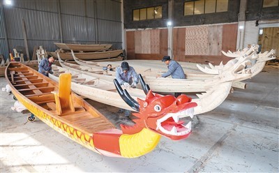3月19日、江蘇省興化市の竹泓木船文化産業パーク内の作業場でドラゴンボートを製作する職人たち（撮影 周社根/写真著作権は人民視覚が所有のため転載禁止）。